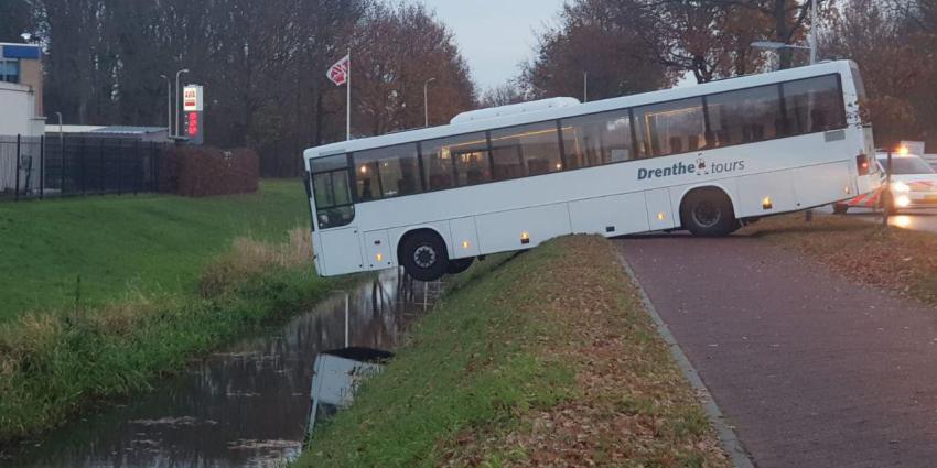 Een bus op het randje
