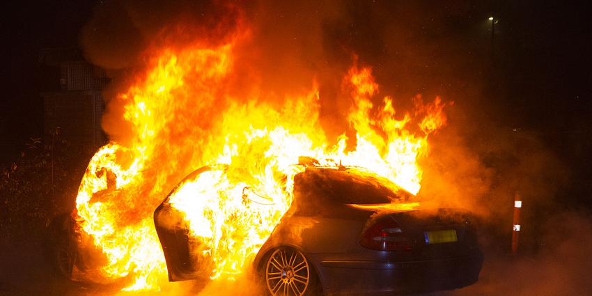 Felle brand verwoest auto aan De Bokkelaren in 's-Hertogenbosch