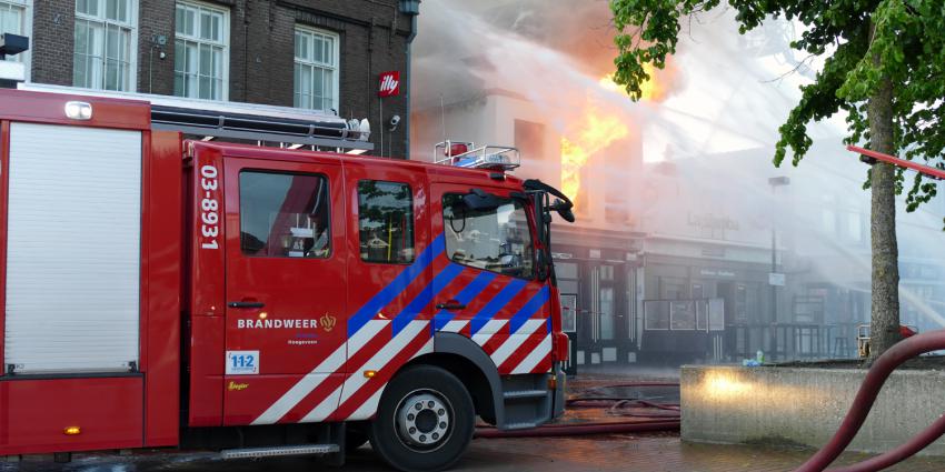 Brandweer bezig met blussen brand