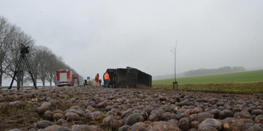 Vrachtwagen met aardappels kantelt op de N33 bij Veendam