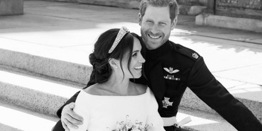 Britse koningshuis deelt trouwfoto's Meghan en Harry