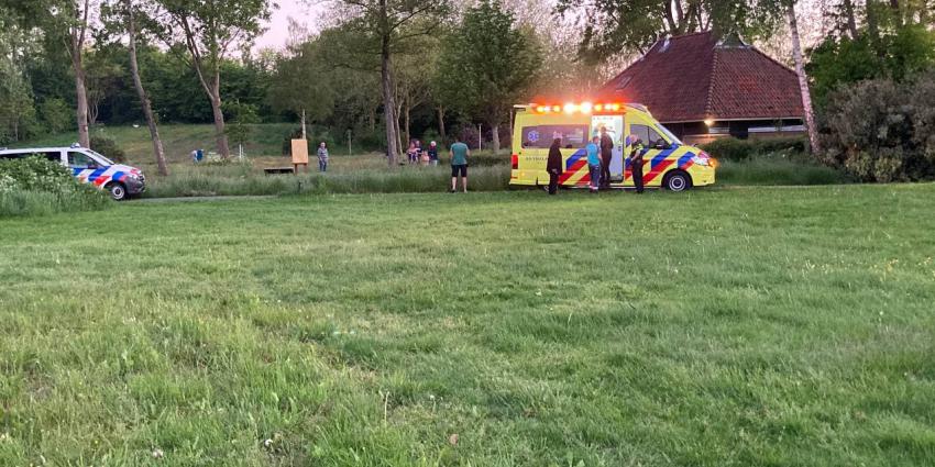 Hulpverleners helpen bij ongeval