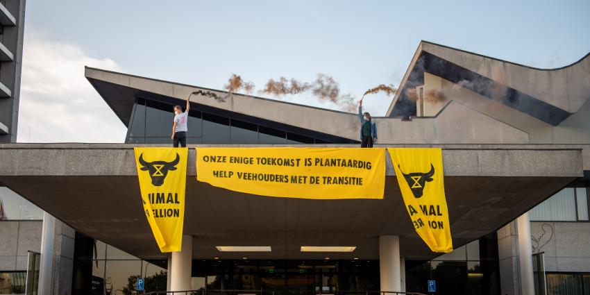 Activist op dak provinciehuis