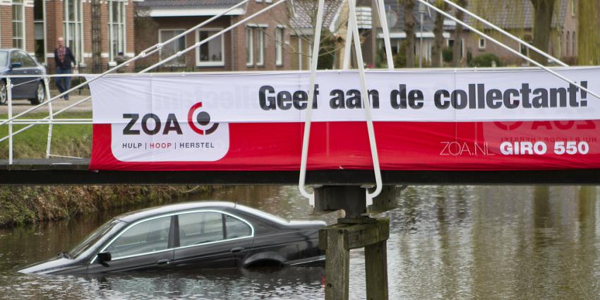 Auto rolt in het water aan de  Beneden Westerdiep Veendam