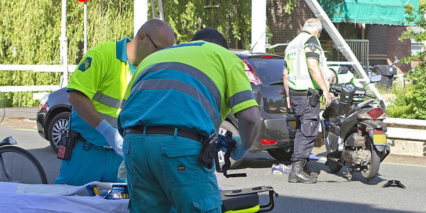 Scooter rijdt achtop auto in Veendam