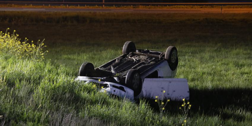 Auto op de kop in weiland