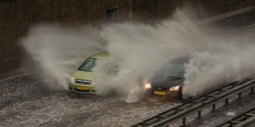 Hevige regenbui zet A20 blank