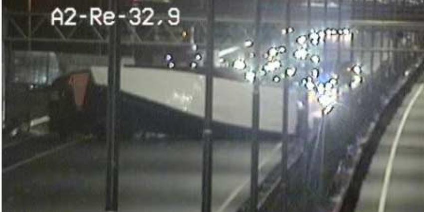 A2 afgesloten na ongeval vrachtwagen