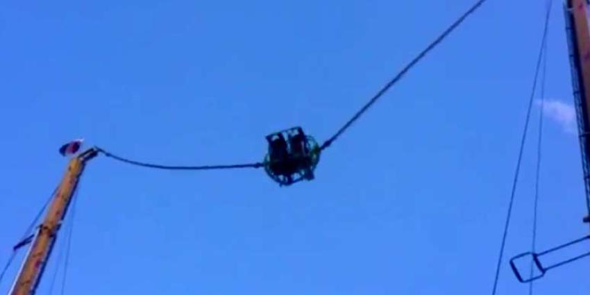 Vrouw komt met de schrik vrij na losschieten beugel katapult-attractie