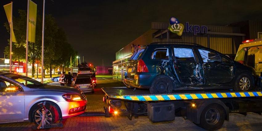 Meerdere auto's zwaar beschadigd door lantaarnpaal op rijbaan van A50 bij Eindhoven