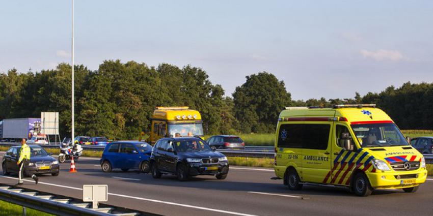 Twee gewonden bij botsing met drie auto's A58