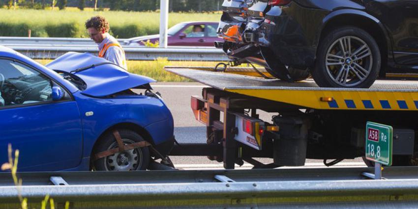 Twee gewonden bij botsing met drie auto's A58