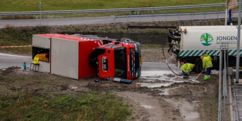 Brandweer wagen op zijn kant | Flashphoto | www.flashphoto.nl