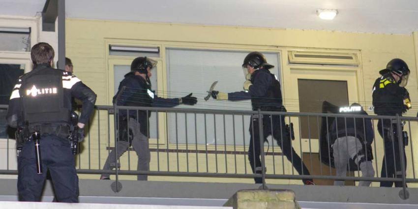 Politie valt woning binnen in Vlaardingen