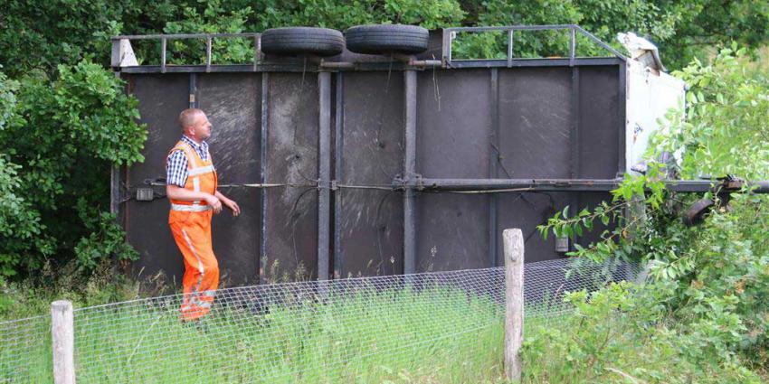 Auto met aanhanger vol bloemen over de kop in de sloot