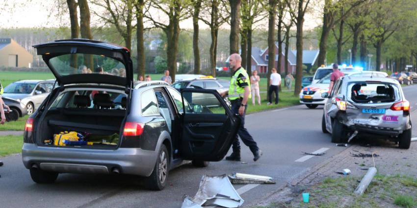 Auto knalt op wachtende taxi