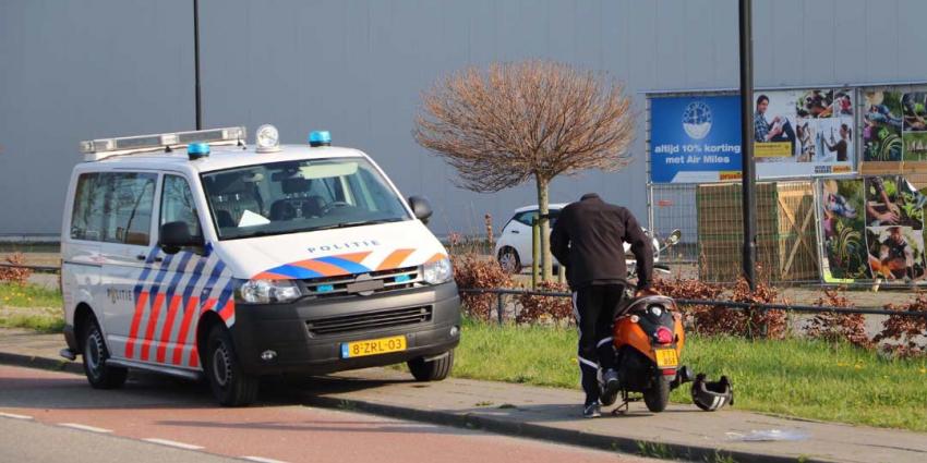Auto botst in Vlaardingen met scooter
