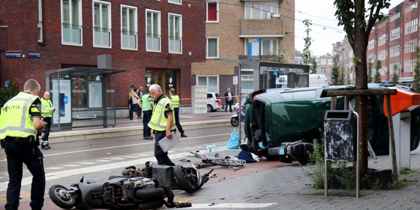 Auto over de kop raakt vrouw in Amsterdam