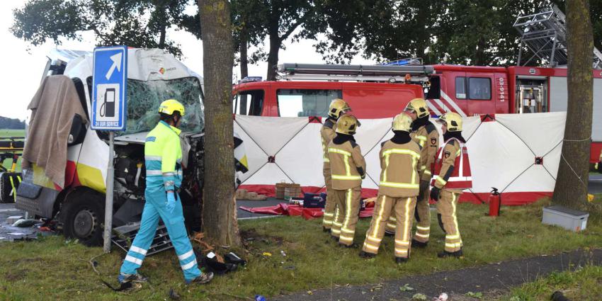 Man (36) omgekomen na aanrijding tegen boom bij Dwingeloo  