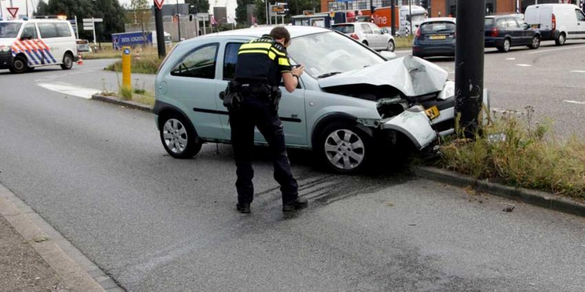 Beruchte paal overleeft weer aanrijding