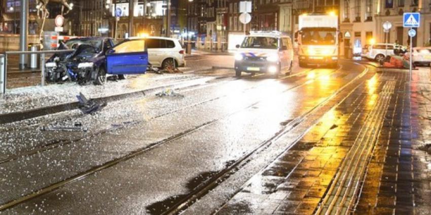 Paal doorboort voorruit auto, dronken automobilist licht gewond bij bi