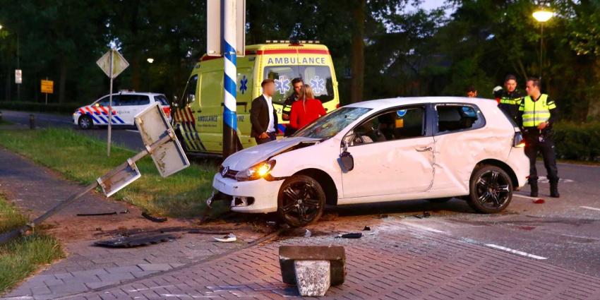 Auto ramt varkensrug, passagier raakt gewond