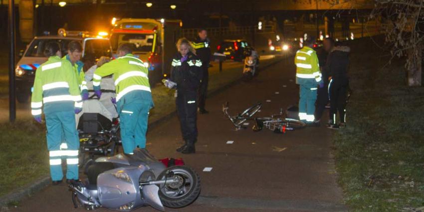 Fietser en scooterrijder gewond na aanrijding