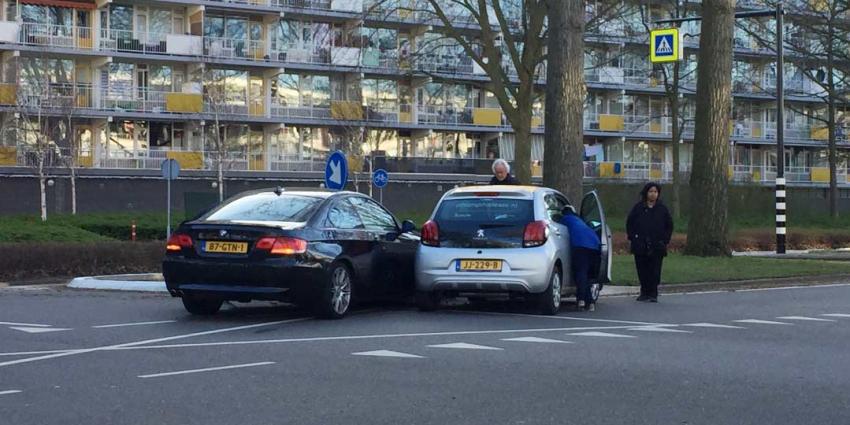 Auto&#039;s botsen in Schiedam