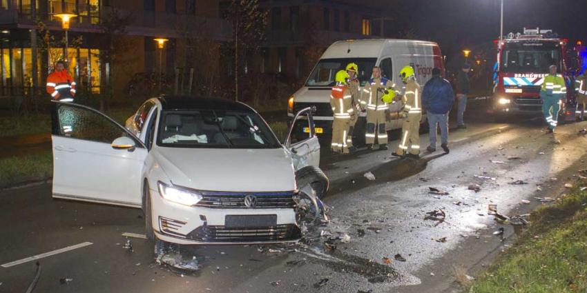 Auto en vrachtwagen botsen frontaal in Vlaardingen