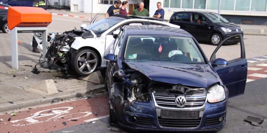 Veel schade bij aanrijding auto's in Rotterdam