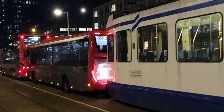 Kettingbotsing tussen bussen en tram