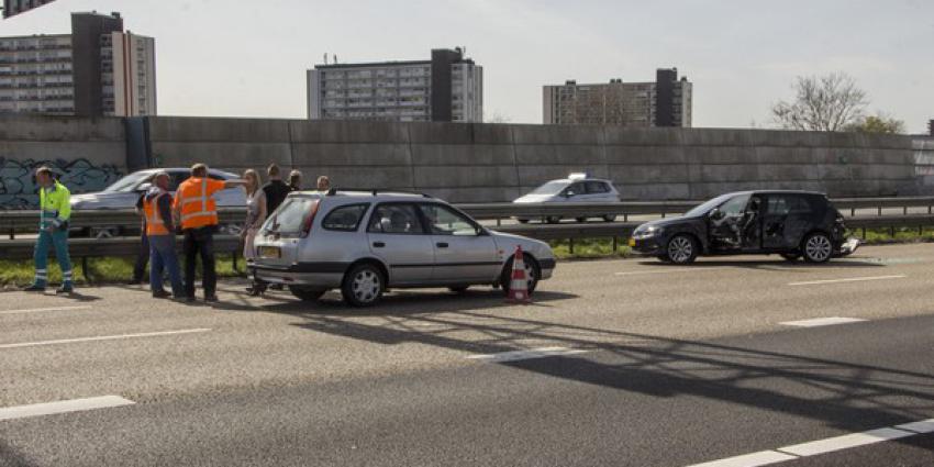 Aanrijding tussen auto en vrachtwagen A20