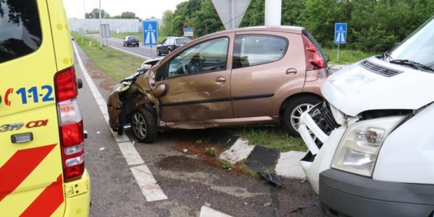 Flinke aanrijding tussen twee auto's