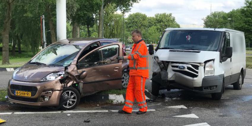 Flinke aanrijding tussen twee auto's