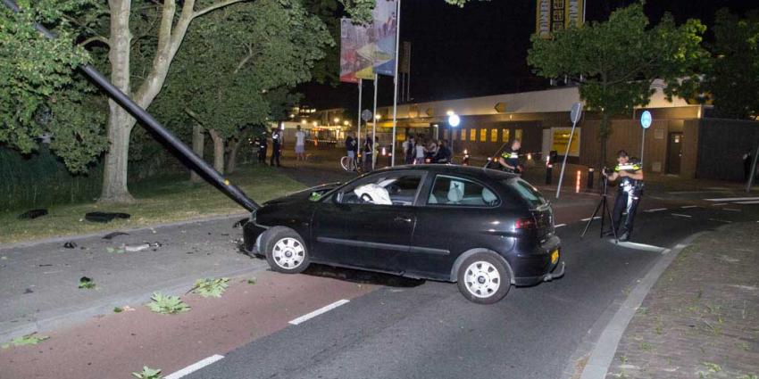 Auto rijdt tegen paal in Vlaardingen