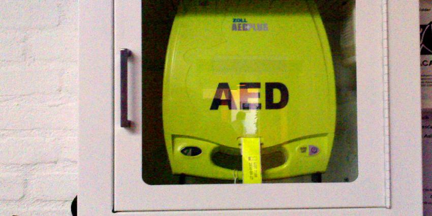 Man steelt AED in winkelcentrum en bij woning Breda