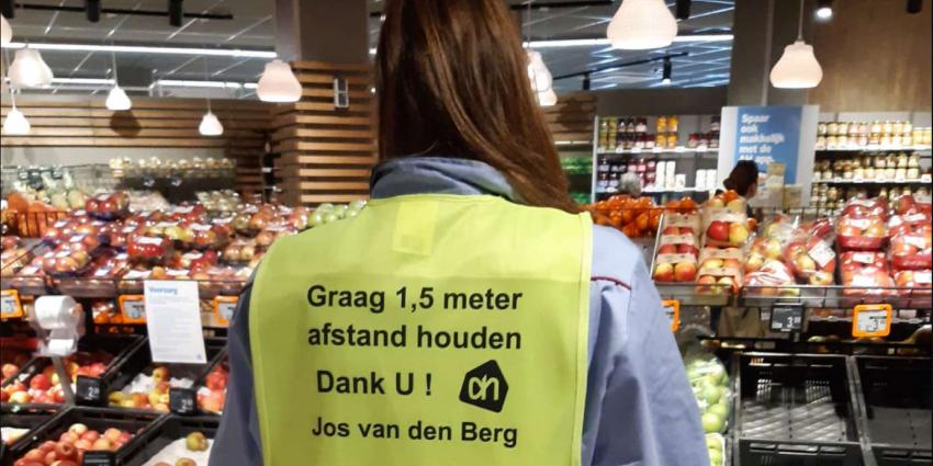 Medewerkers AH Uithoorn met ''beschermde kleding'' tegen corona