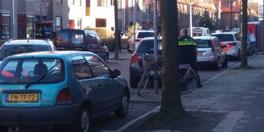 Politie massaal naar dreigende situatie in woning   