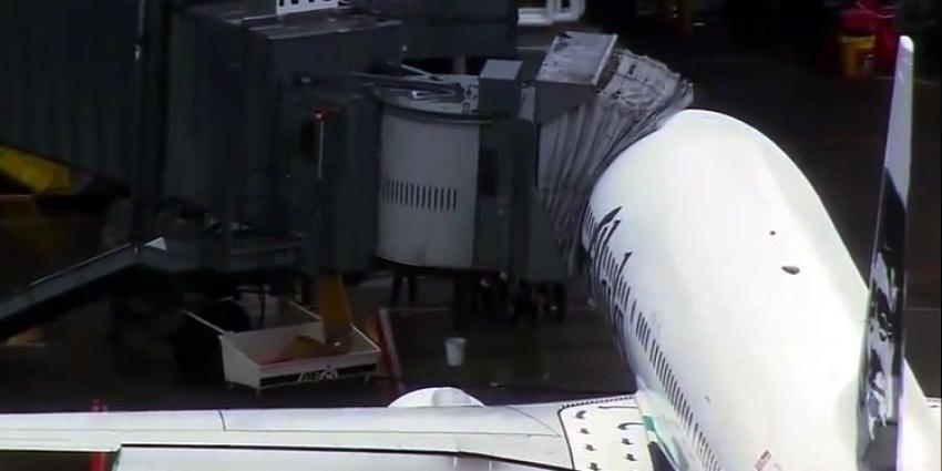 Piloten Alaska Airlines breken vlucht af om gebonk uit vrachtruim
