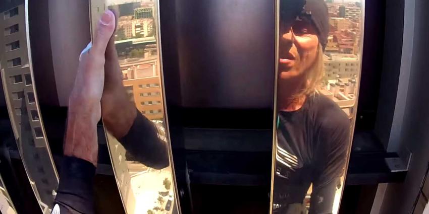 Franse 'Spiderman' Alain Robert beklimt toren zonder veiligheidslijn