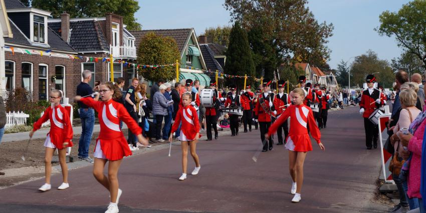 Allegorische optocht de Knipe druk bezocht