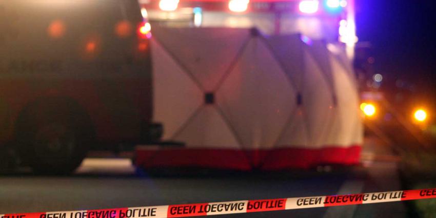 Auto rijdt op Rimob op A58, twee gewonden