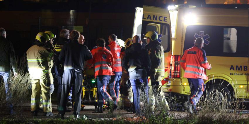 ambulance-mmt-brancard-gewond-donker-spoorweg