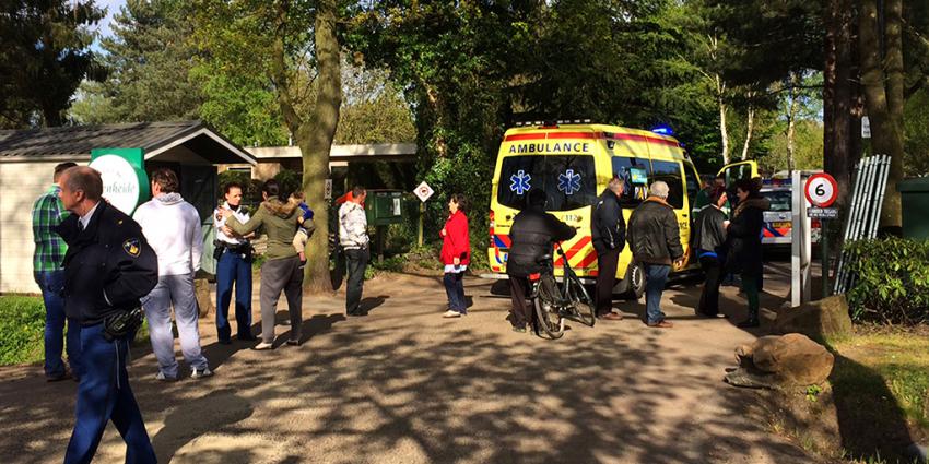 Foto van ambulance op bungalowpark | Sander van Gils | www.persburosandervangils.nl