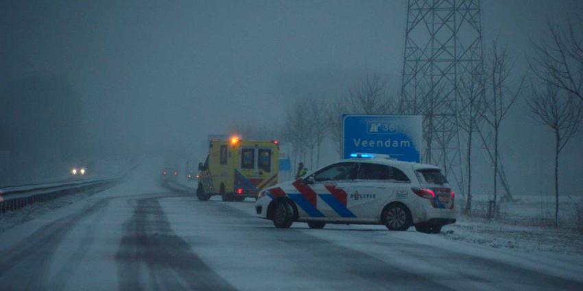 ambulance-politieauto-gladheid-snelweg