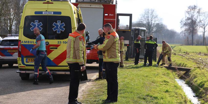 ambulance-brandweer-sloot-rolstoel