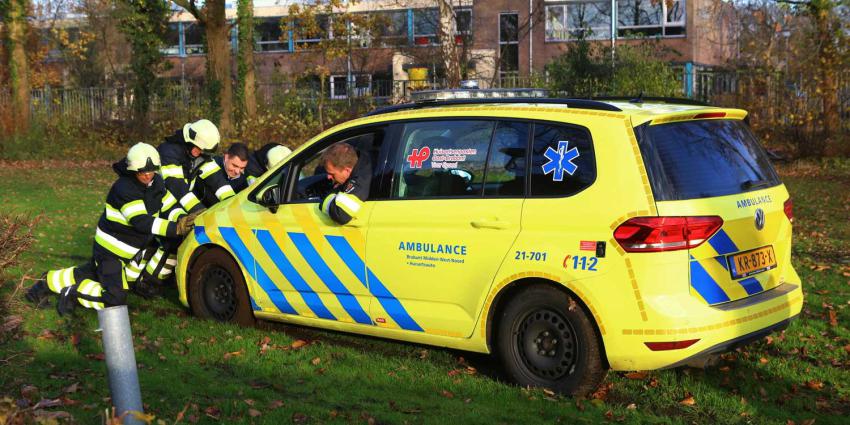 Brandweermannen duwen auto van huisarts los in Boxtel