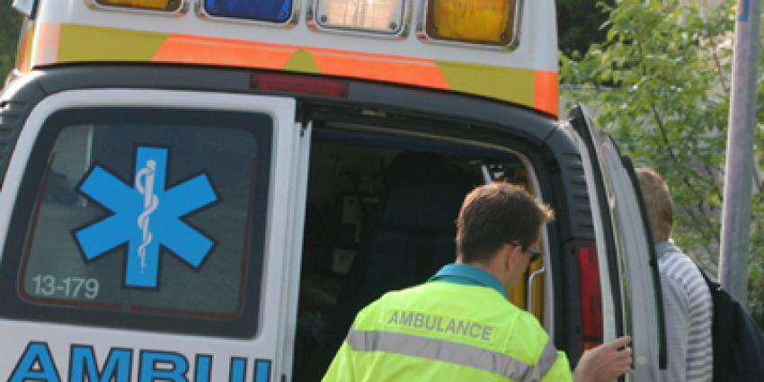 Auto rijdt terras op in Veldhoven, 5 gewonden