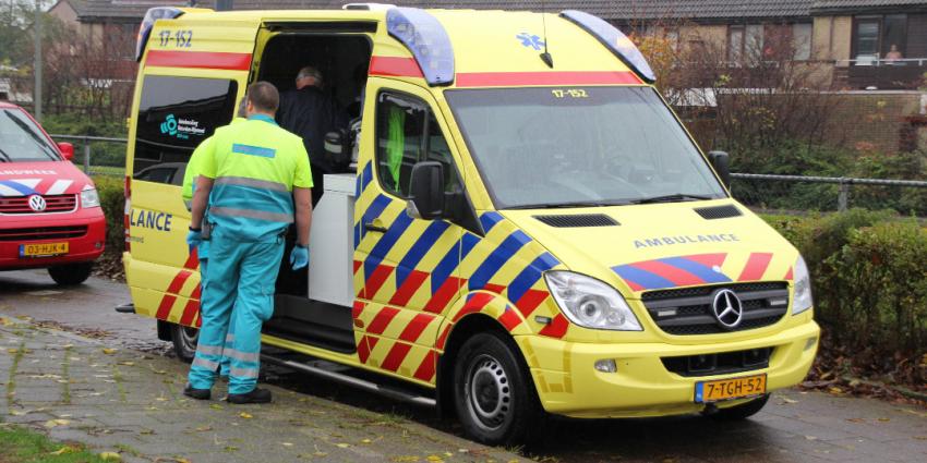 Verwarde man vernielt auto's en slaat ambulancemedewerker