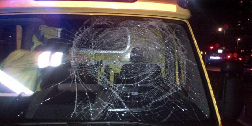 Ambulance met spoed bekogeld op voorruit